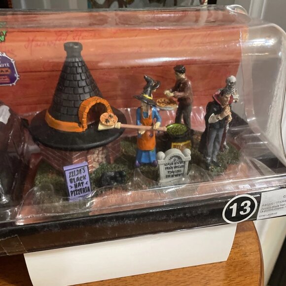 Lemax Spooky Town Zelda's Black Hat Pizzeria - NWT - Picture 3 of 3